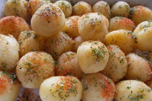 Cartofi noi aromatizați, la cuptor