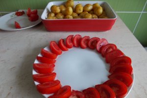 Cartofi noi aromatizați, la cuptor
