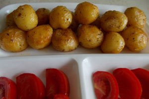 Cartofi noi aromatizați, la cuptor