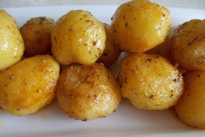 Cartofi noi aromatizați, la cuptor