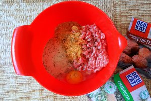 Spaghete cu chiftelute din carne de vita-porc in sos de rosii