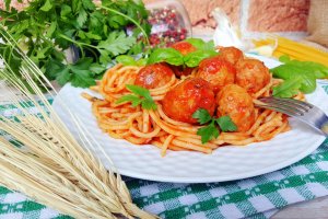 Spaghete cu chiftelute din carne de vita-porc in sos de rosii