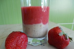 Smoothie & Milkshake de banane si capsuni