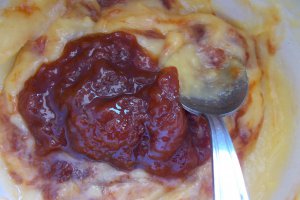 Desert prajitura cu crema din gem de caise si cu alune