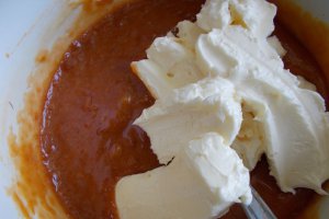 Desert prajitura cu crema din gem de caise si cu alune