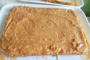 Desert prajitura cu crema din gem de caise si cu alune