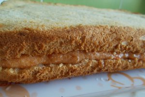 Desert prajitura cu crema din gem de caise si cu alune