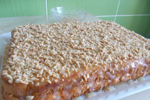 Desert prajitura cu crema din gem de caise si cu alune