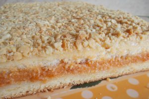 Desert prajitura cu crema din gem de caise si cu alune