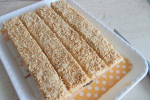 Desert prajitura cu crema din gem de caise si cu alune