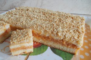 Desert prajitura cu crema din gem de caise si cu alune