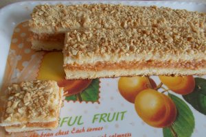 Desert prajitura cu crema din gem de caise si cu alune