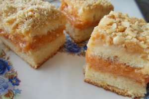 Desert prajitura cu crema din gem de caise si cu alune