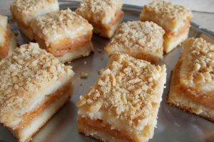 Desert prajitura cu crema din gem de caise si cu alune