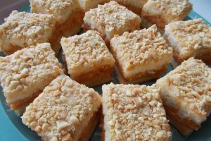 Desert prajitura cu crema din gem de caise si cu alune