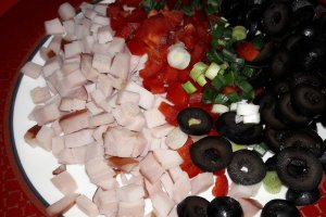 Aperitiv chec cu ardei, masline si sunca