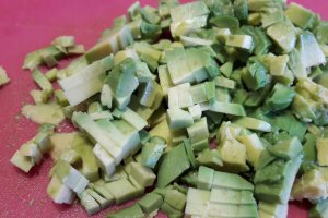 Salata cu avocado, ton, porumb, rodie