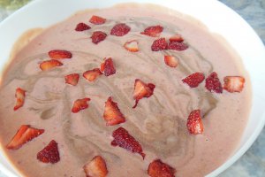 Desert inghetata cu capsuni si lapte condensat caramelizat