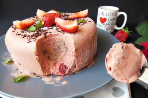 Desert inghetata cu capsuni si lapte condensat caramelizat