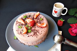 Desert inghetata cu capsuni si lapte condensat caramelizat