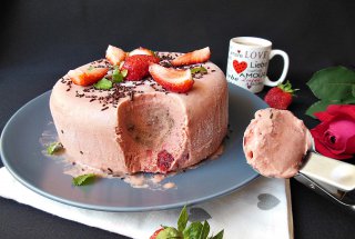 Desert inghetata cu capsuni si lapte condensat caramelizat