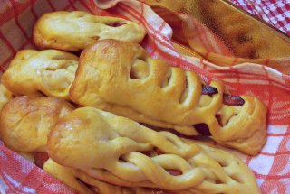 Aperitiv carnaciori in aluat de pizza
