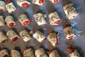 Aperitiv cornulete cu carnati de bere