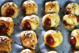 Aperitiv cornulete cu carnati de bere