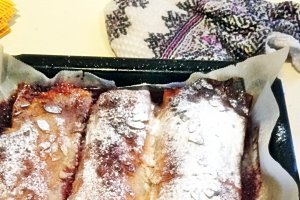 Desert strudel cu visine, capsuni, migdale si ulei de cocos