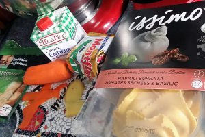 Ravioli proaspete cu sos cremos si curry verde