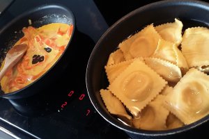 Ravioli proaspete cu sos cremos si curry verde