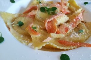 Ravioli proaspete cu sos cremos si curry verde