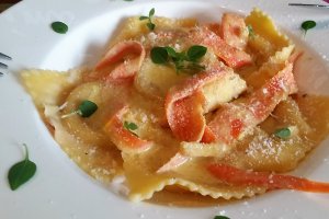 Ravioli proaspete cu sos cremos si curry verde