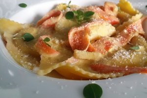 Ravioli proaspete cu sos cremos si curry verde