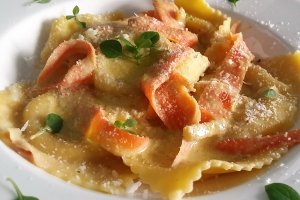 Ravioli proaspete cu sos cremos si curry verde