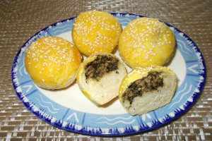Aperitiv briose dospite cu stir rosu si fulgi de mei