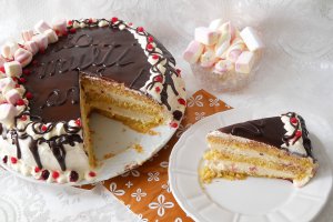 Desert tort cu marshmallows si coacaze