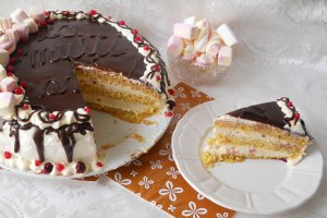 Desert tort cu marshmallows si coacaze