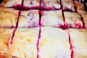 Desert strudel cu visine, cocos si sirop de artar