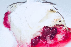 Desert strudel cu visine, cocos si sirop de artar