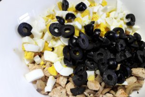 Salata cu ciuperci, masline si piept de curcan