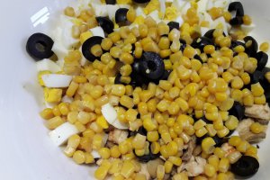 Salata cu ciuperci, masline si piept de curcan