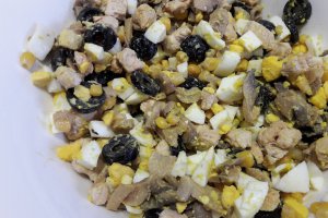 Salata cu ciuperci, masline si piept de curcan