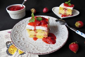Prajitura cu capsuni, crema de vanilie si frisca