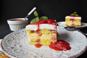 Prajitura cu capsuni, crema de vanilie si frisca