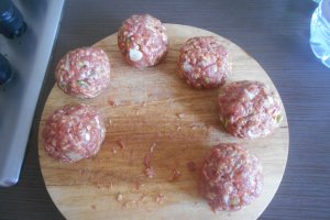 Chiftelute umplute cu mozzarella  (meat ball)