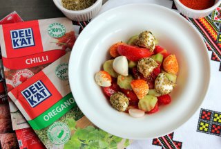 Salata de vara cu mozzarella condimentata
