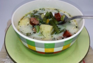 Ciorba de pastai verzi cu carnati afumati