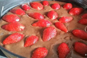 Desert prajitura cu iaurt, cacao si capsuni