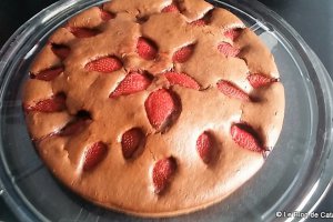 Desert prajitura cu iaurt, cacao si capsuni